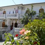 Grcka apartmani letovanje, Parga, Two Brothers, Eksterijer vile Two Brothers, pogled na ulicu
